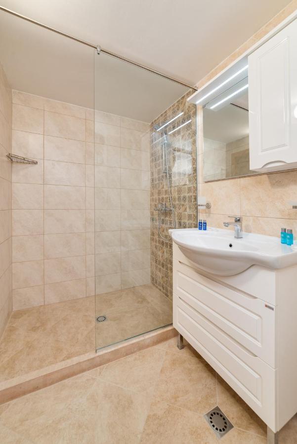 Deluxe And Central Garden Apartment Varna Eksteriør bilde