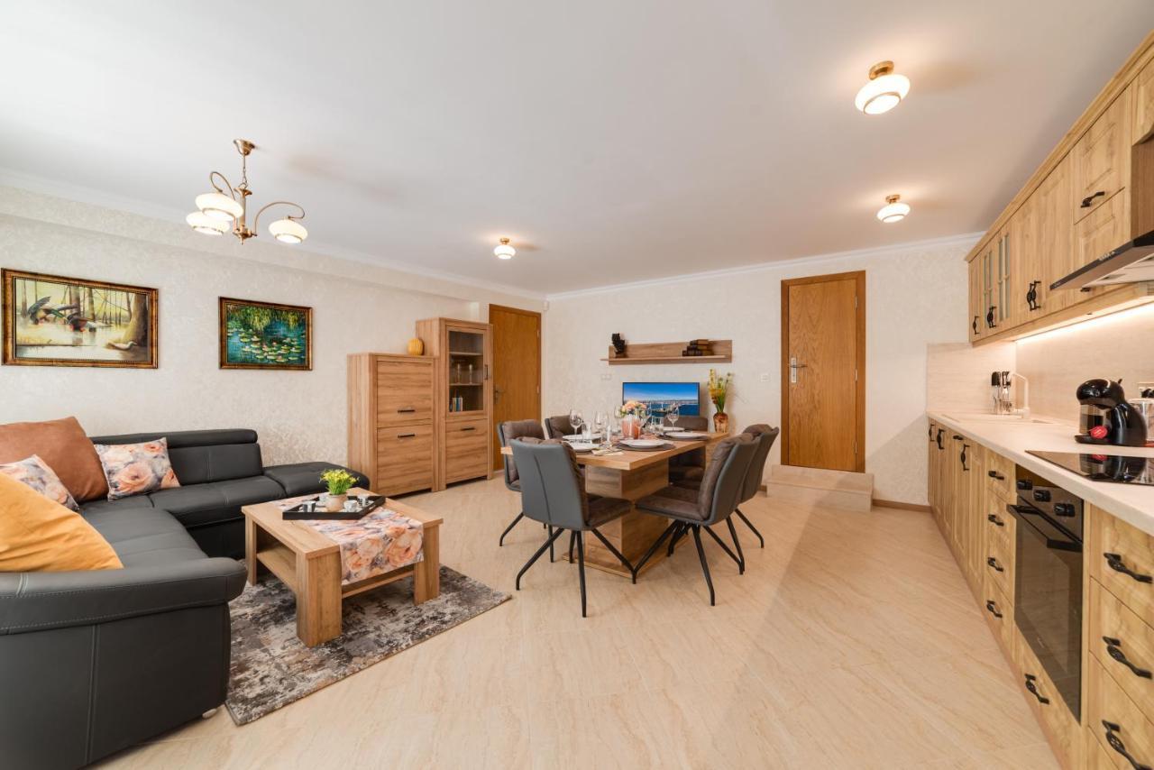 Deluxe And Central Garden Apartment Varna Eksteriør bilde