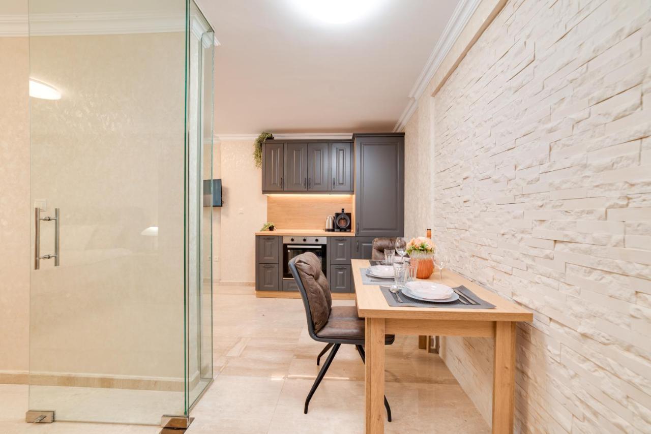 Deluxe And Central Garden Apartment Varna Eksteriør bilde
